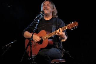 Zlomená duše a nátlak StB? Jaromír Nohavica skončil na rok v léčebně, jinak by se upil k smrti - Médium.cz